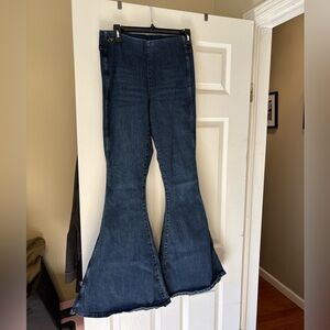 Lainey Wilson X Wrangler Pull On Bellbottom Jeans